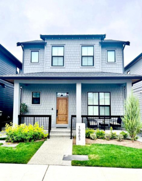 Stylish, Glamorous & Serene 6BR Villa, Near Vancouver, Oasis for Groups and Large Families